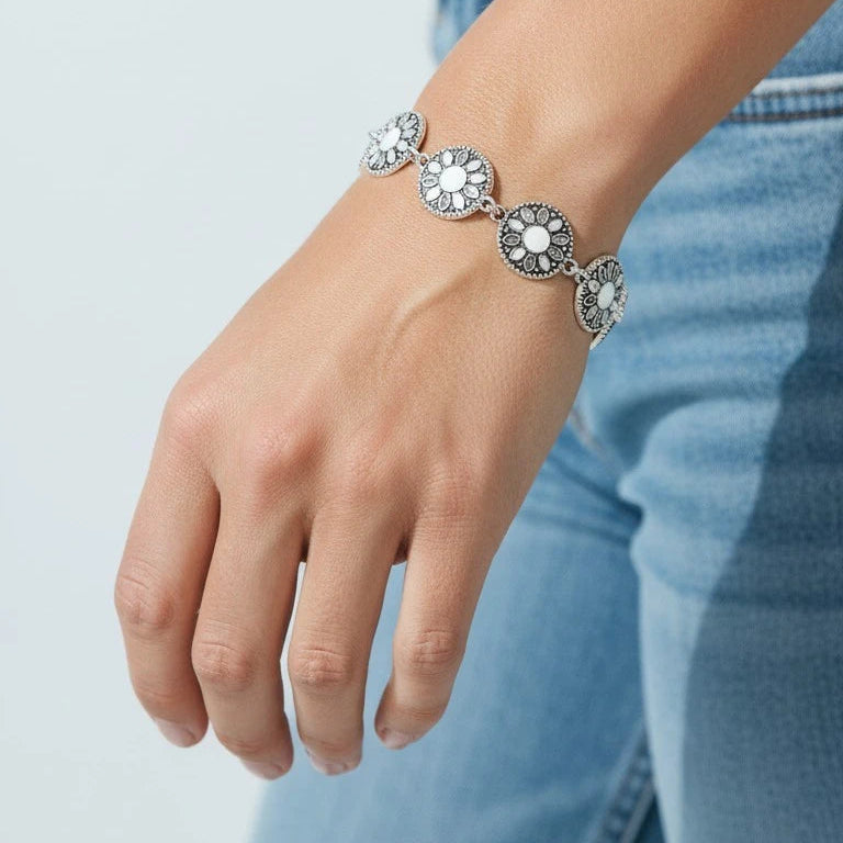 Bracelet Bohème Fleur Argenté - Émail Blanc & Strass - Livré en Petit Pot en Verre Tout Fleuri