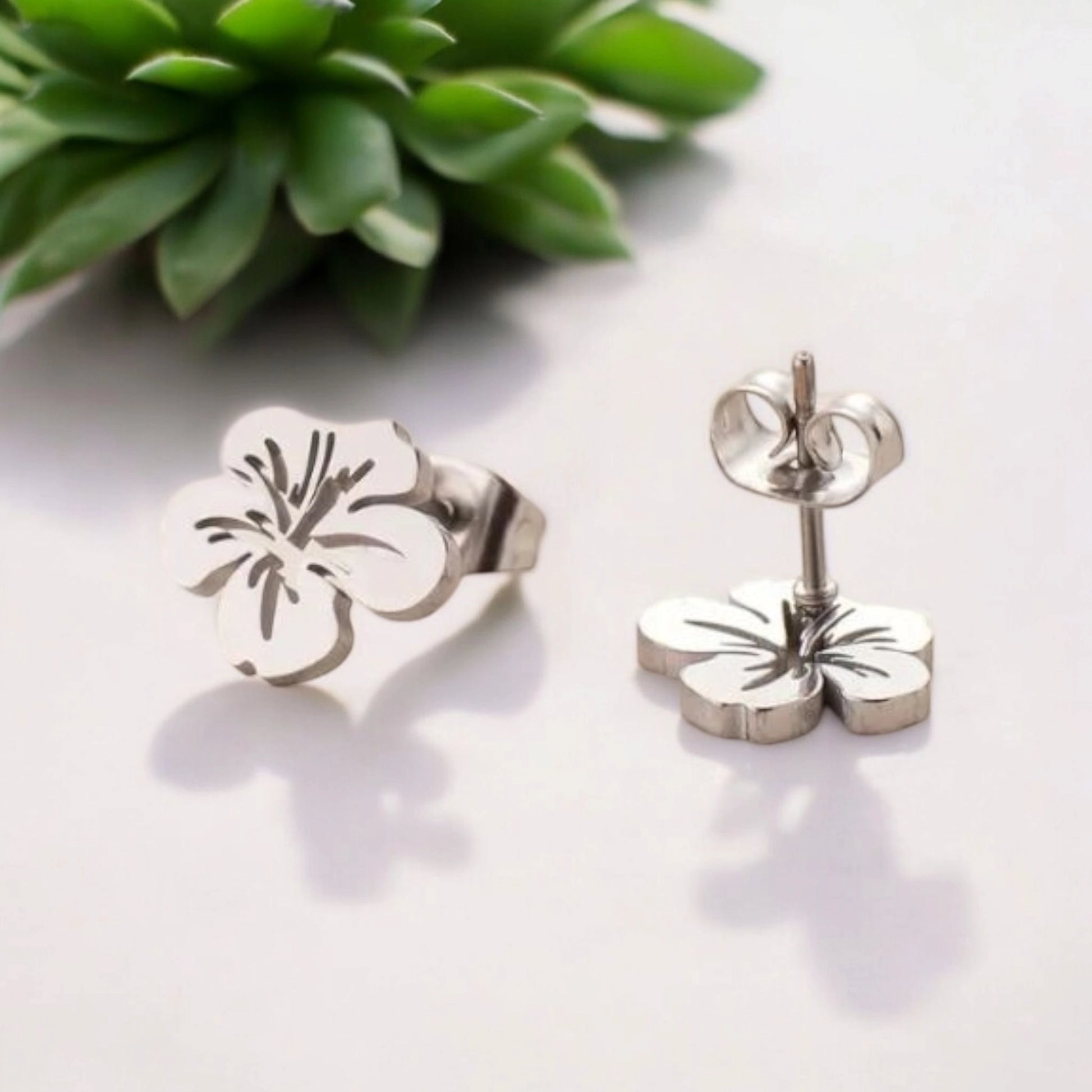 Clous d'oreilles argentés en forme d'hibiscus 
