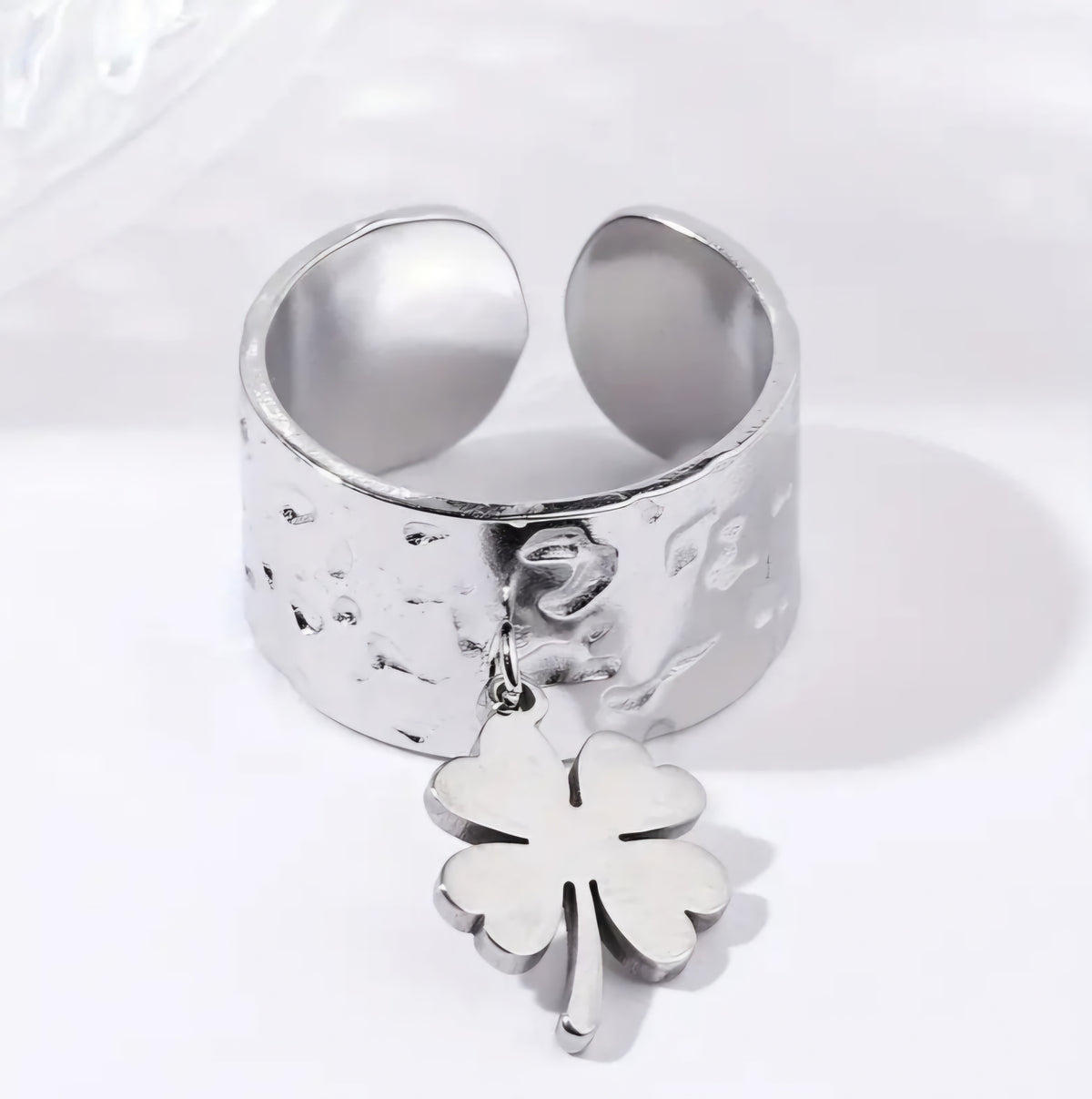 Bague breloque argentée trèfle à quatre feuilles AVA