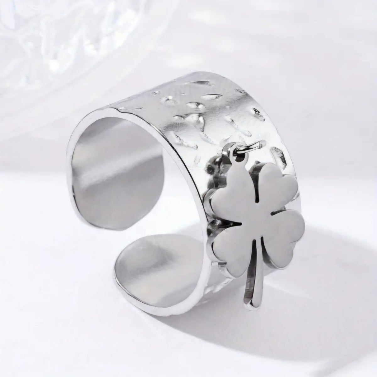 Bague breloque argentée trèfle à quatre feuilles AVA