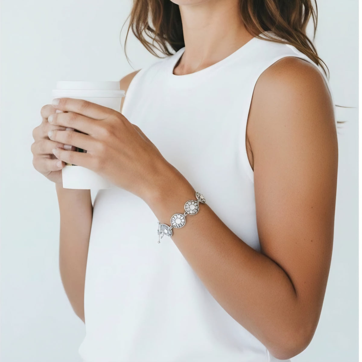 Bracelet Bohème Fleur Argenté - Émail Blanc & Strass - Livré en Petit Pot en Verre Tout Fleuri