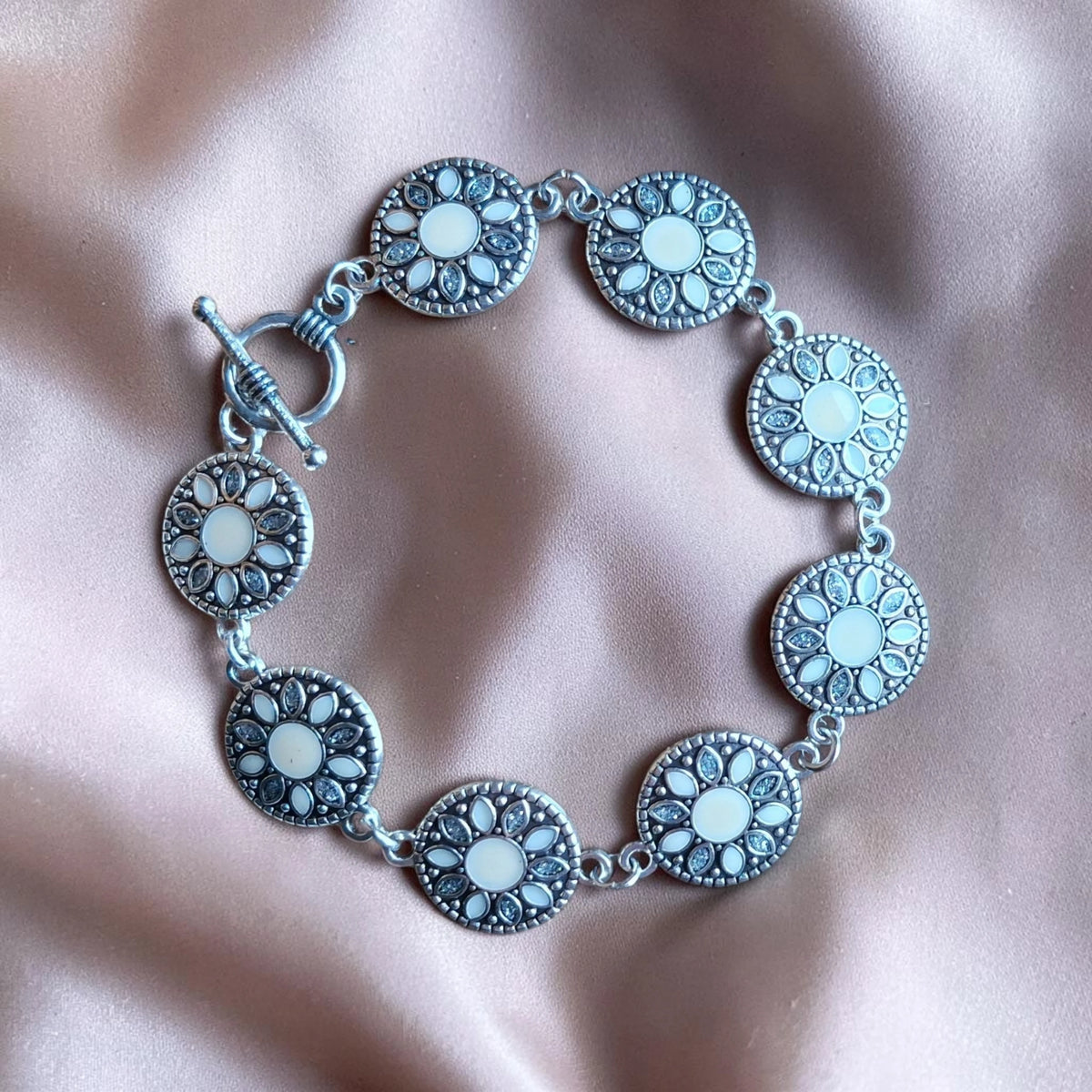 Bracelet Bohème Fleur Argenté - Émail Blanc & Strass - Livré en Petit Pot en Verre Tout Fleuri