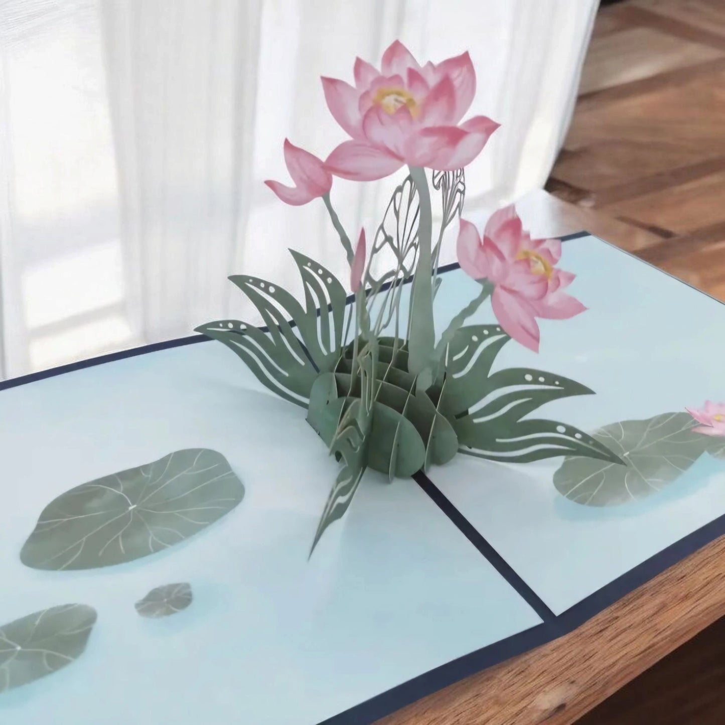 Carte pop-up en 3 dimensions représentant un lotus rose