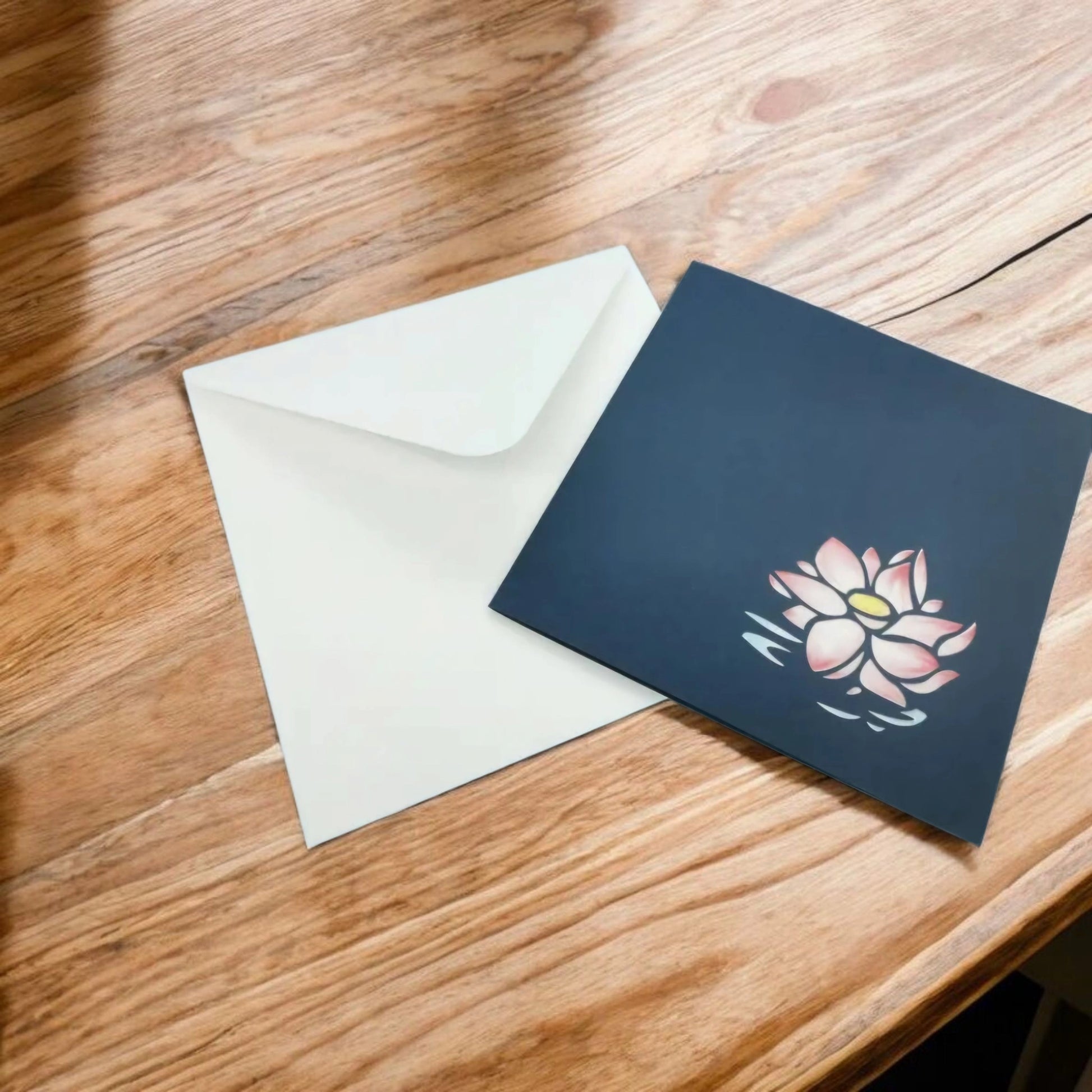 Carte pop-up en 3 dimensions représentant un lotus rose