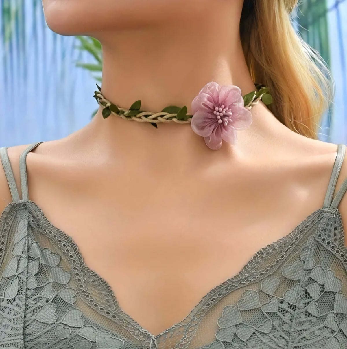 Bijou floral romantique avec cordon tressé et feuillage vert  