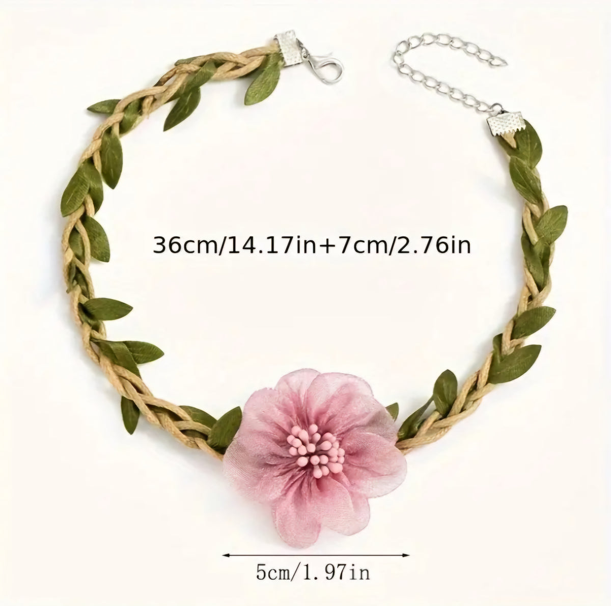Collier ras-de-cou floral avec fleur rose et feuilles vertes  